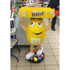 Рекламная объемная скульптура «Желтый из M&Ms»